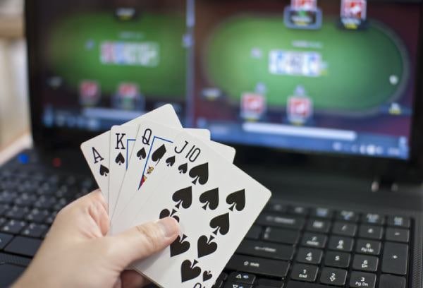 LK8889 ဂိမ်းလော်ဘီတွင် Myanmar ကစားသမားများ Slot နှင့် Live Casino ကစားနေသောပုံ